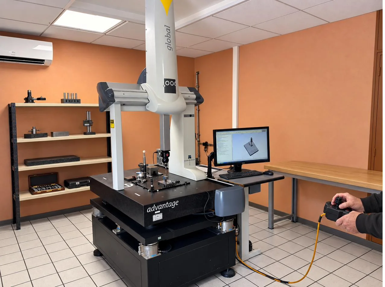 Machine à mesurer tridimensionnelle Global Advantage dans la salle de métrologie de Bléneau Industrie