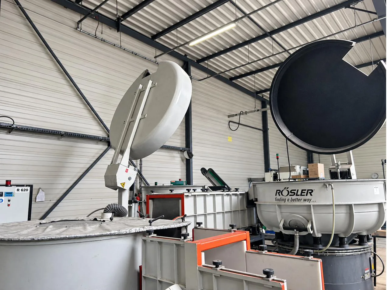 Machines de tribofinition Rösler dans l'atelier de Bléneau