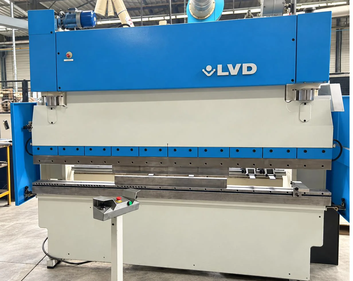 Plieuse LVD 70 t dans l'atelier de Bléneau