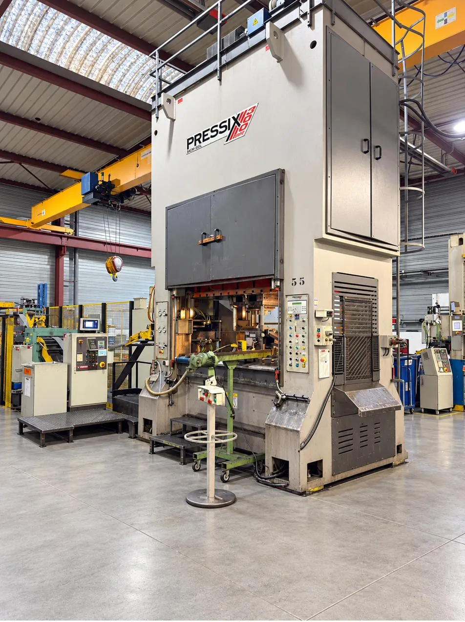 Presse automatique Pressix 300 t dans l'atelier de Bléneau