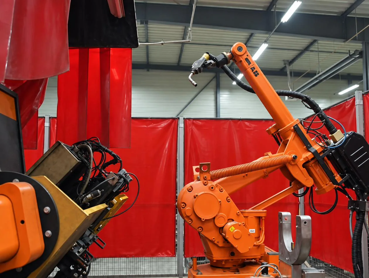 Robot ABB en cellule de soudage dans l'atelier de Bléneau