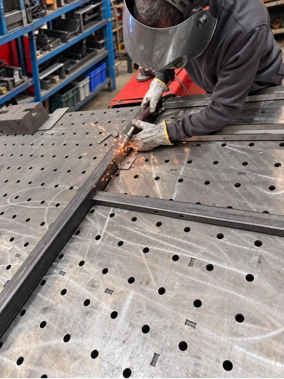 Soudeur réalisant une soudure manuelle dans l'atelier de Bléneau
